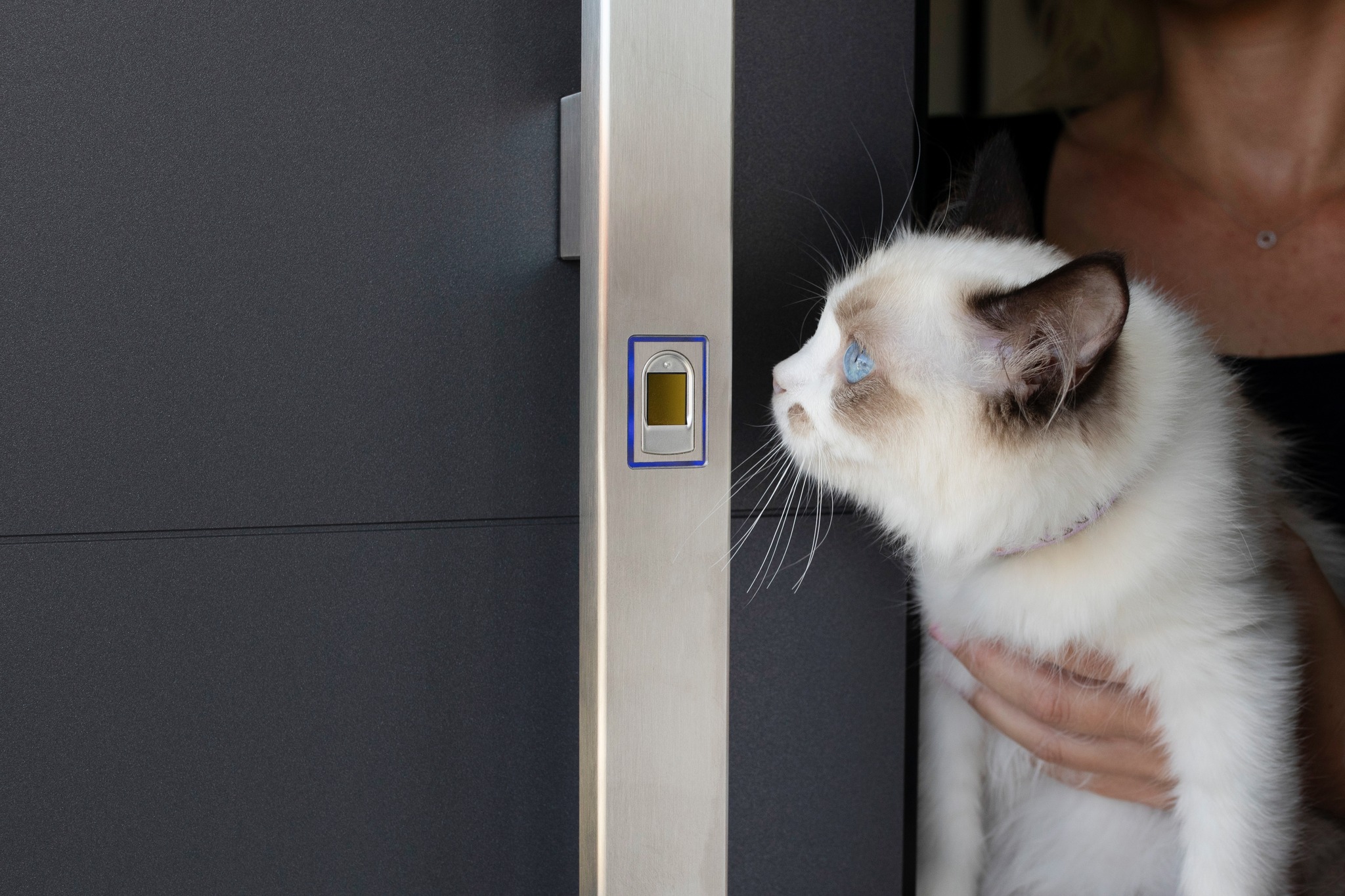 Tay nắm Biohandle tích hợp vân tay R7/R8, mở khóa thông minh