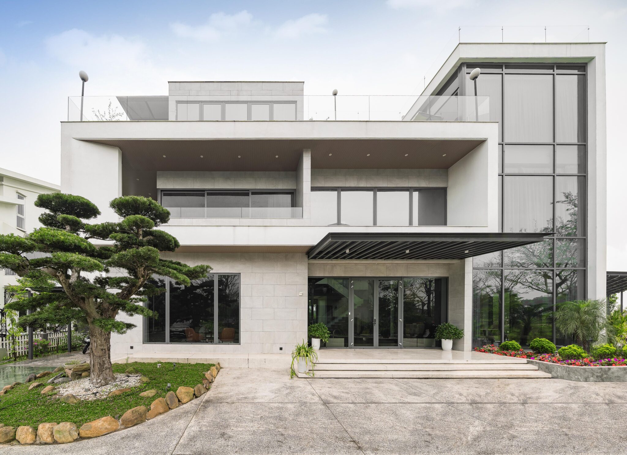 Vách mặt dựng Window Wall hiện đang trở thành xu hướng dẫn đầu trong thiết kế các tòa nhà cao tầng