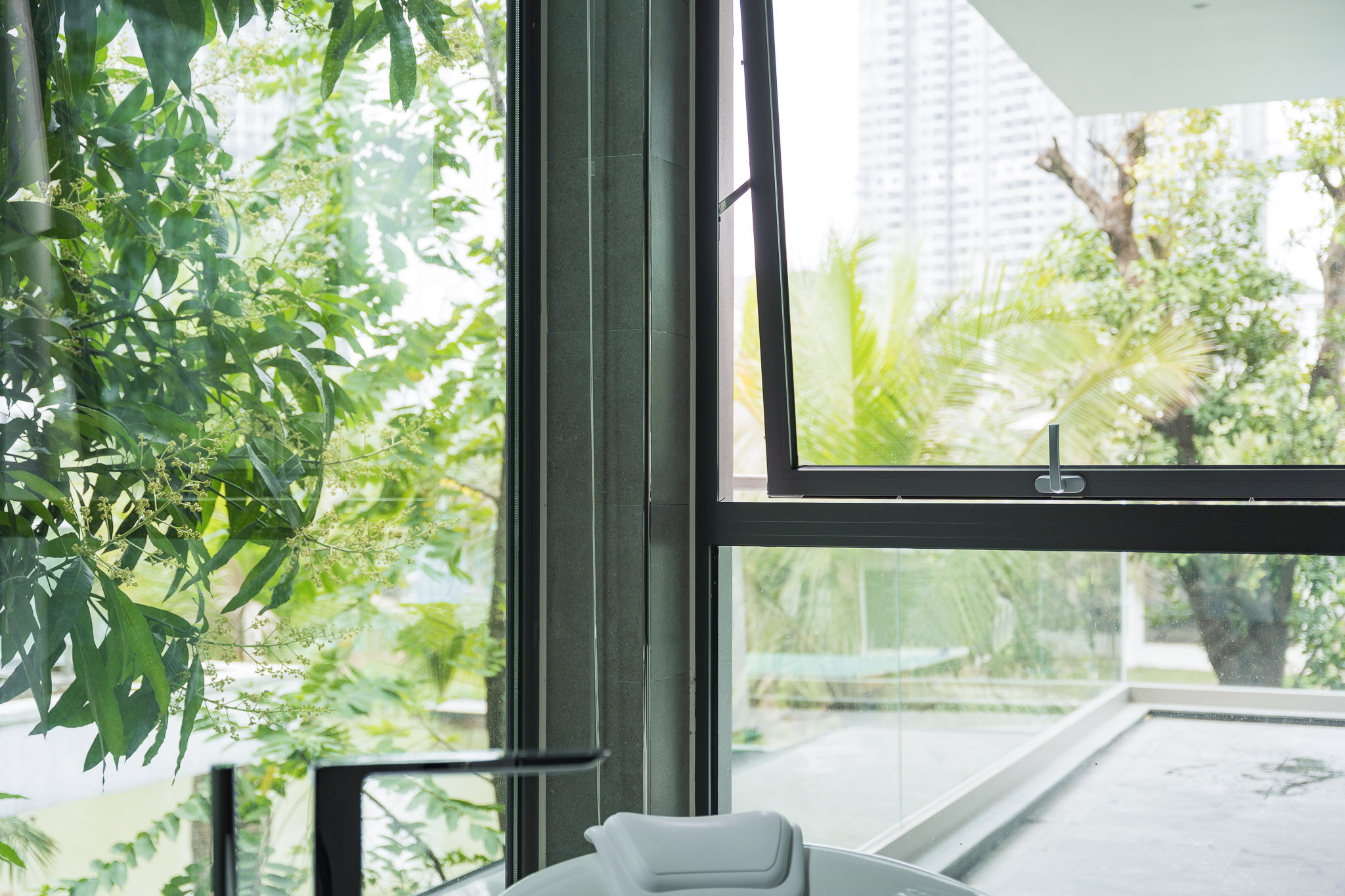 cửa sổ mở hất