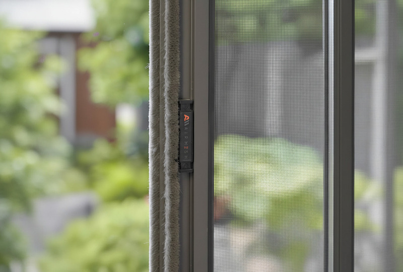 Cửa lưới AirMesh Techroll lùa trượt ngang chắc chắn, vận hành ổn định