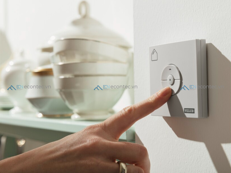 Cửa mái Velux tích hợp nhà thông minh tự động thông gió, che nắng