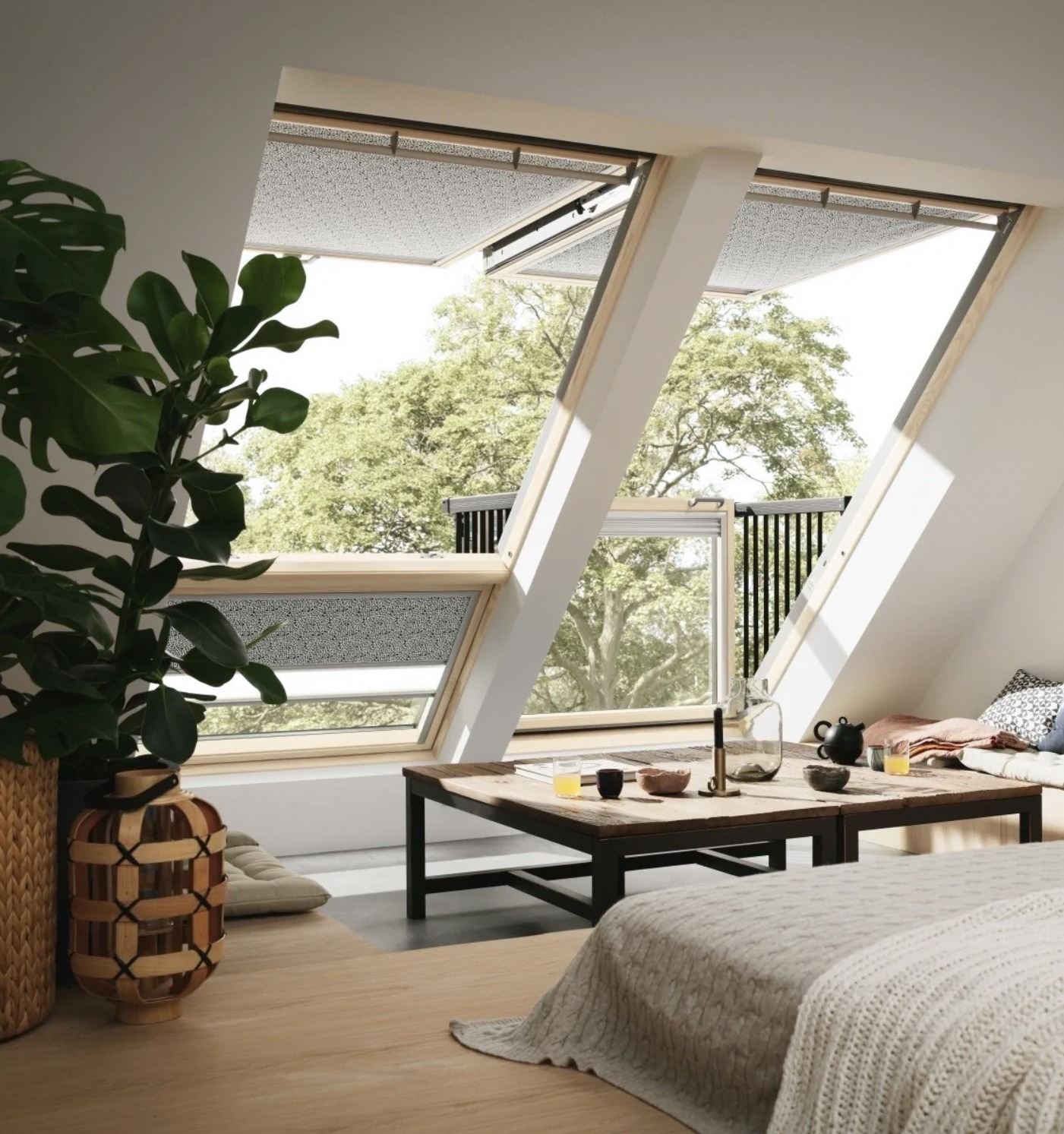 Roof Balcony CABRIO® - cửa mái biến hình thành ban công mini