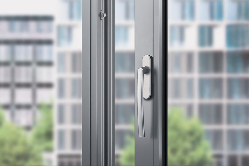 Tay nắm cửa Roto Patio Lift&Slide giúp cánh cửa vận hành nhẹ nhàng, êm ái