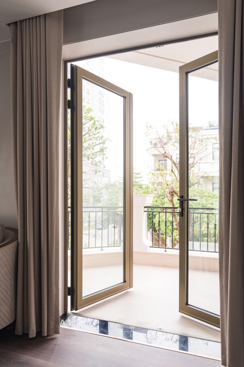 Đặc điểm kỹ thuật của hệ cửa mở quay truyền thống