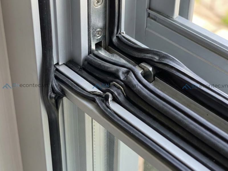 Khóa đa điểm tăng độ kín khít, cách âm và cách nhiệt tốt