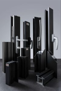 Tổng quan hệ kim khí cửa nhôm đồng bộ và tiêu chuẩn chất lượng