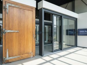 So sánh độ bền cơ học giữa cửa gỗ và cửa nhôm kính