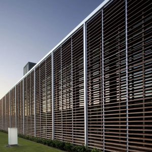 Louver tự động là hệ lam chắn nắng điều chỉnh góc linh hoạt và tăng thẩm mỹ cho công trình.