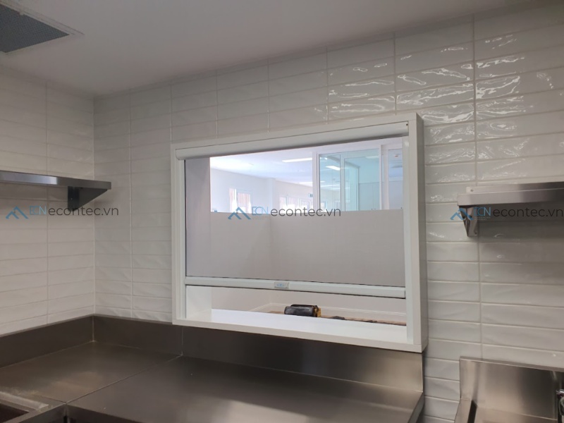 Kết hợp lưới chống côn trùng và mái che thông minh hiện đại