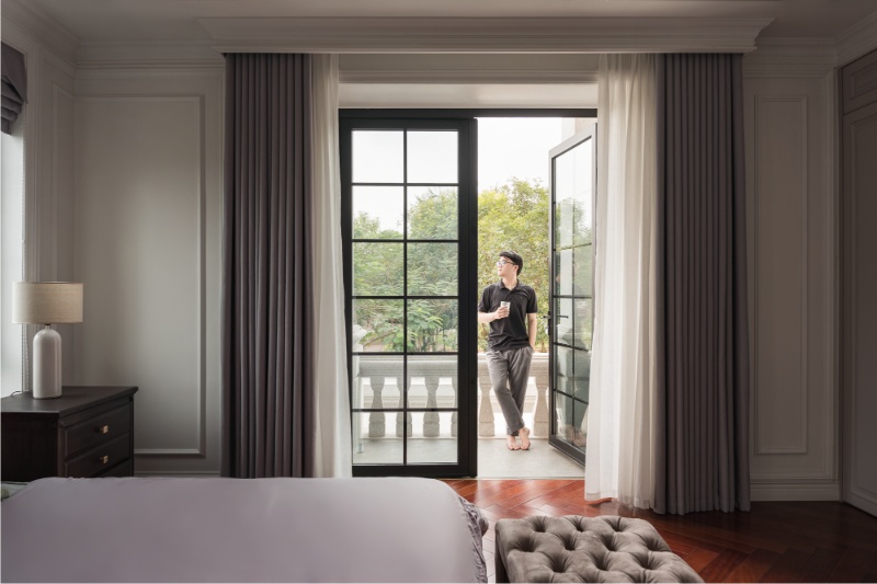 Cửa đi mở quay khung nhôm đa khoang khóa đa điểm cách âm tối ưu