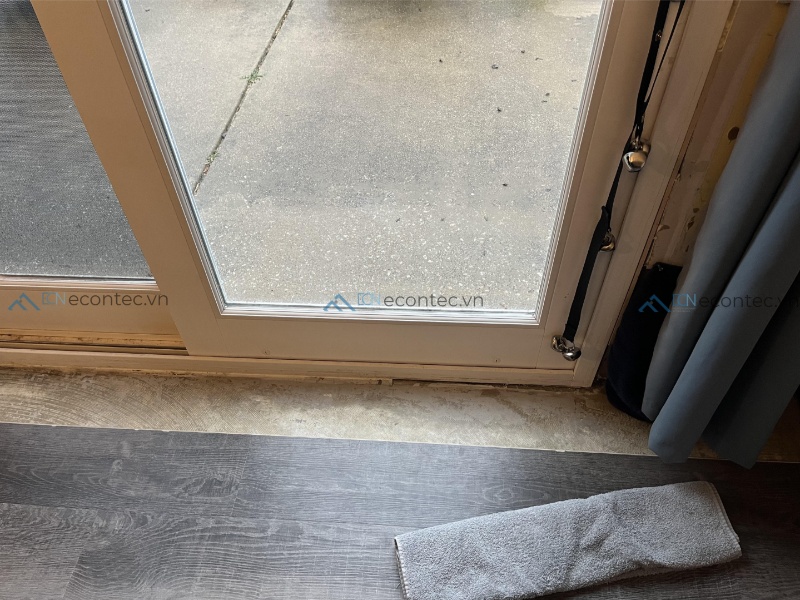 Cửa nhôm kính thấm nước gây hư hỏng nội thất mất an toàn và bất tiện