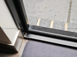 Cửa nhôm kính bị nước vào do thi công sai vật liệu kém và xuống cấp