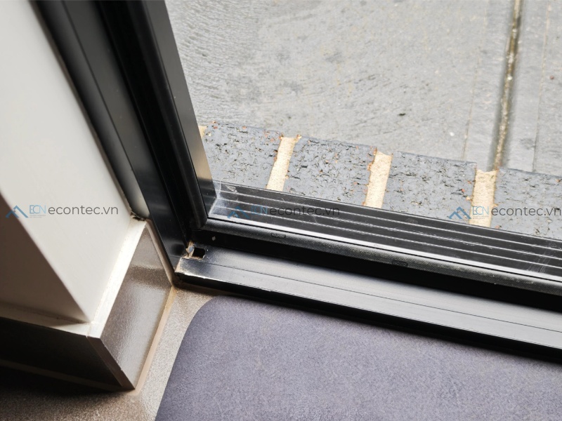 Cửa nhôm kính bị nước vào do thi công sai vật liệu kém và xuống cấp